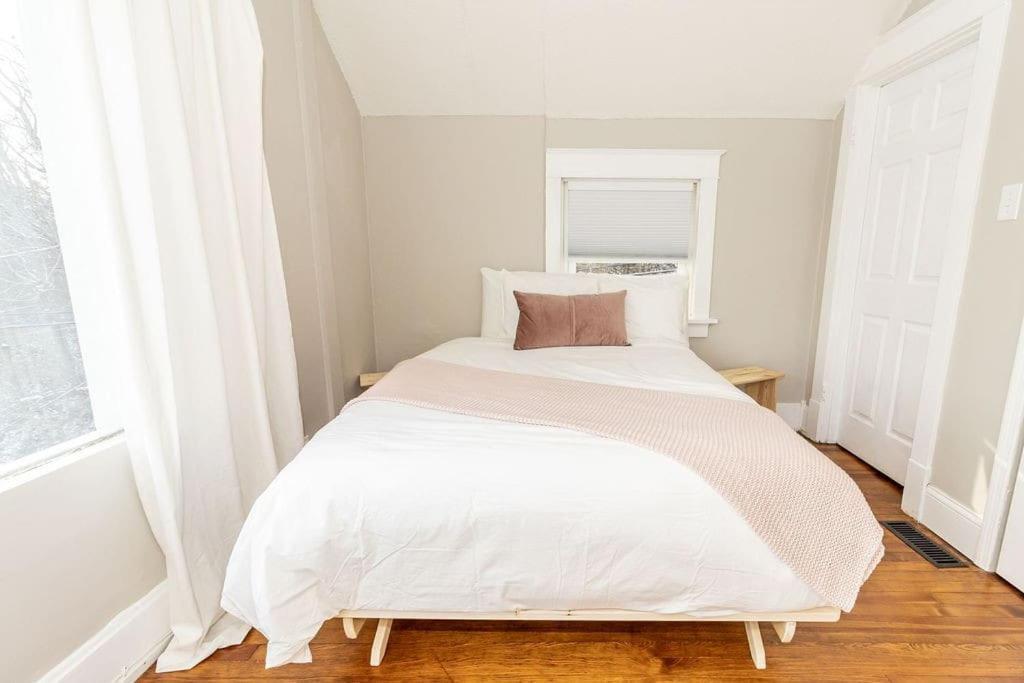 Cozy Riverfront Bungalow With Stunning Views Covington Bagian luar foto